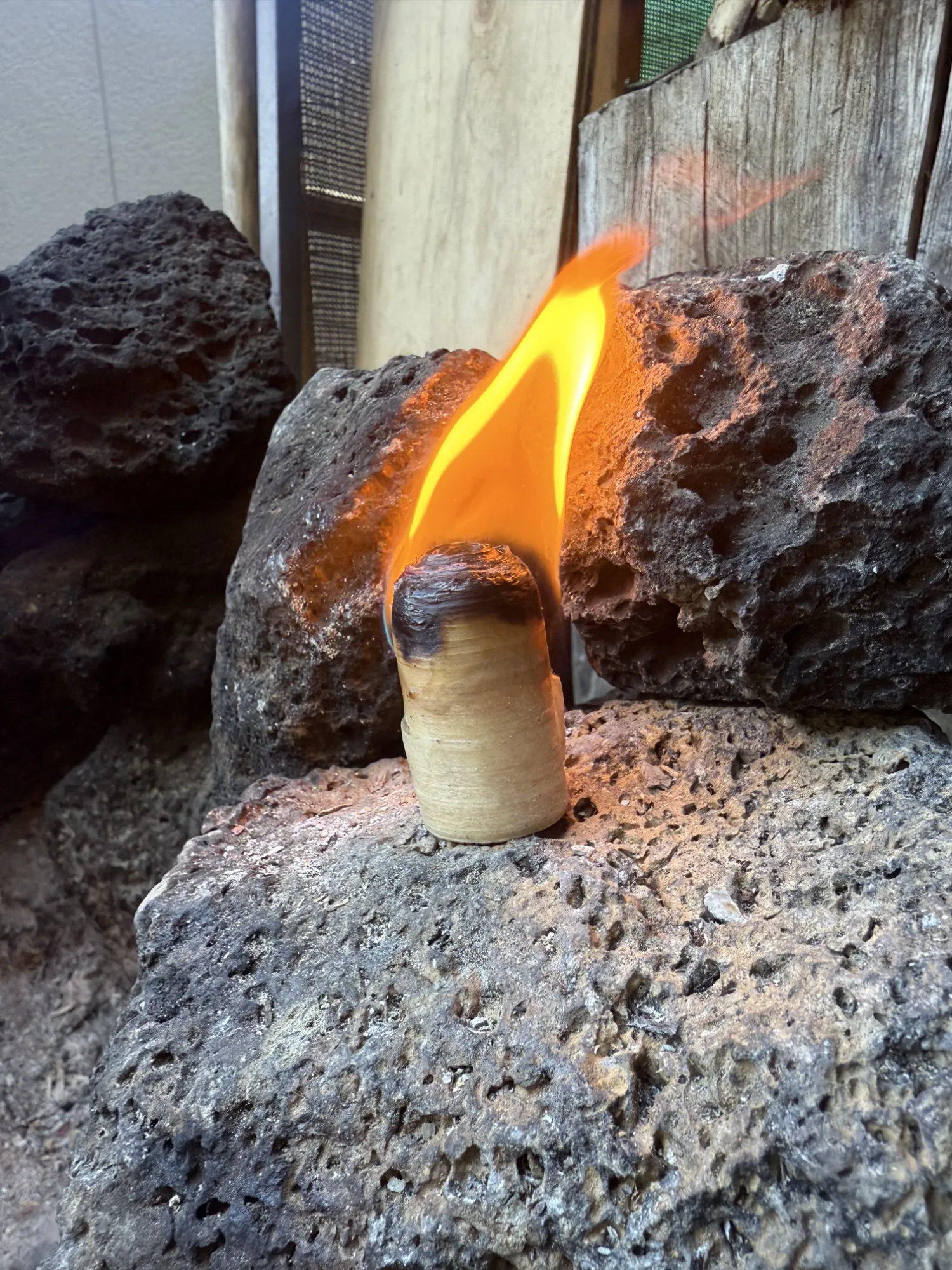 手作りの着火剤が燃える様子