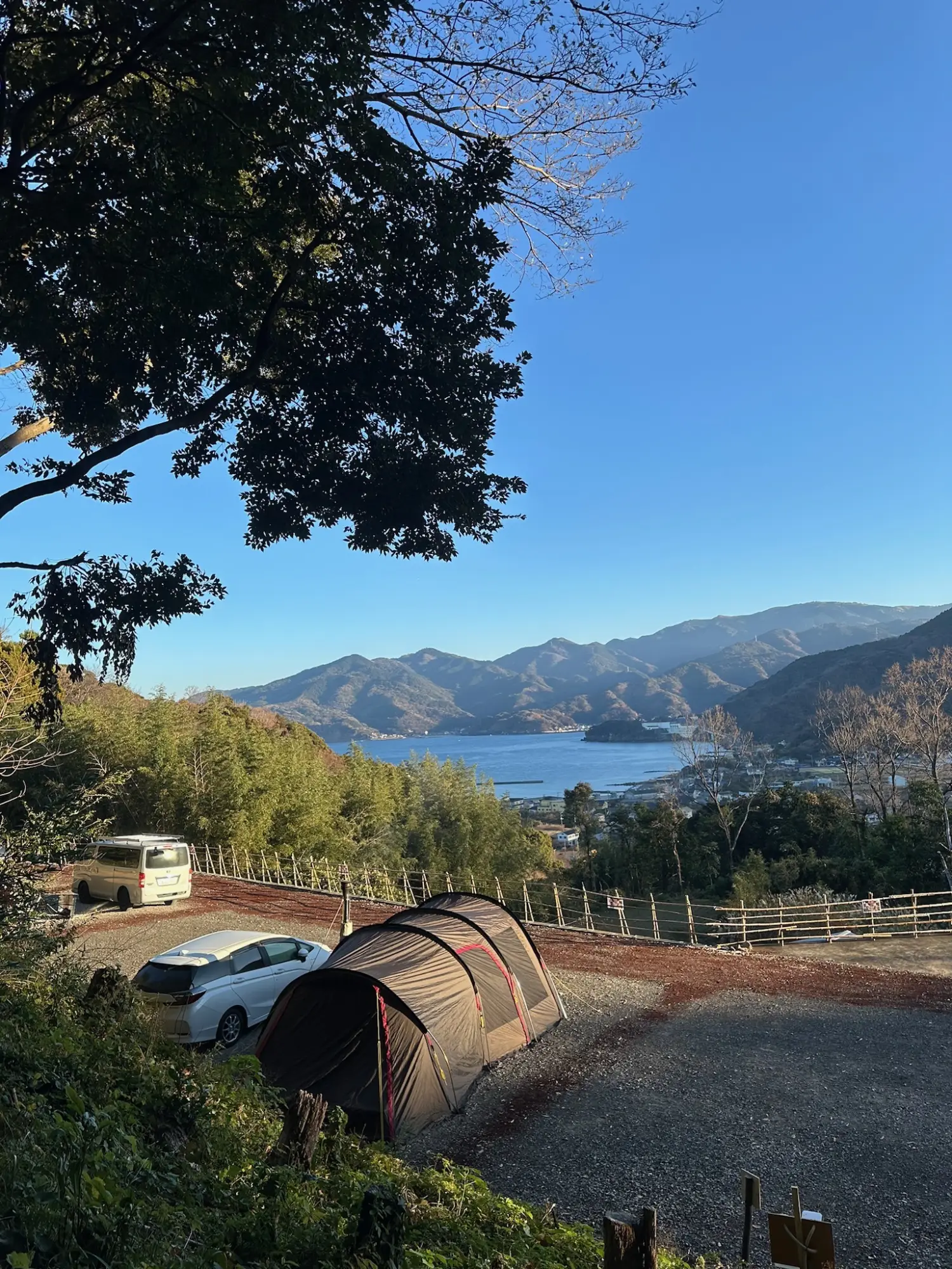 高台のサイトから望む駿河湾と土肥の港